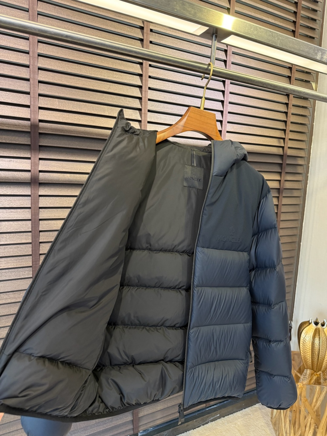 羽绒 MQ&蒙👄FW2025新款羽绒服。 柜子最新款，连帽设计，时尚感满满。采用定制防风防雨面料，抗皱力