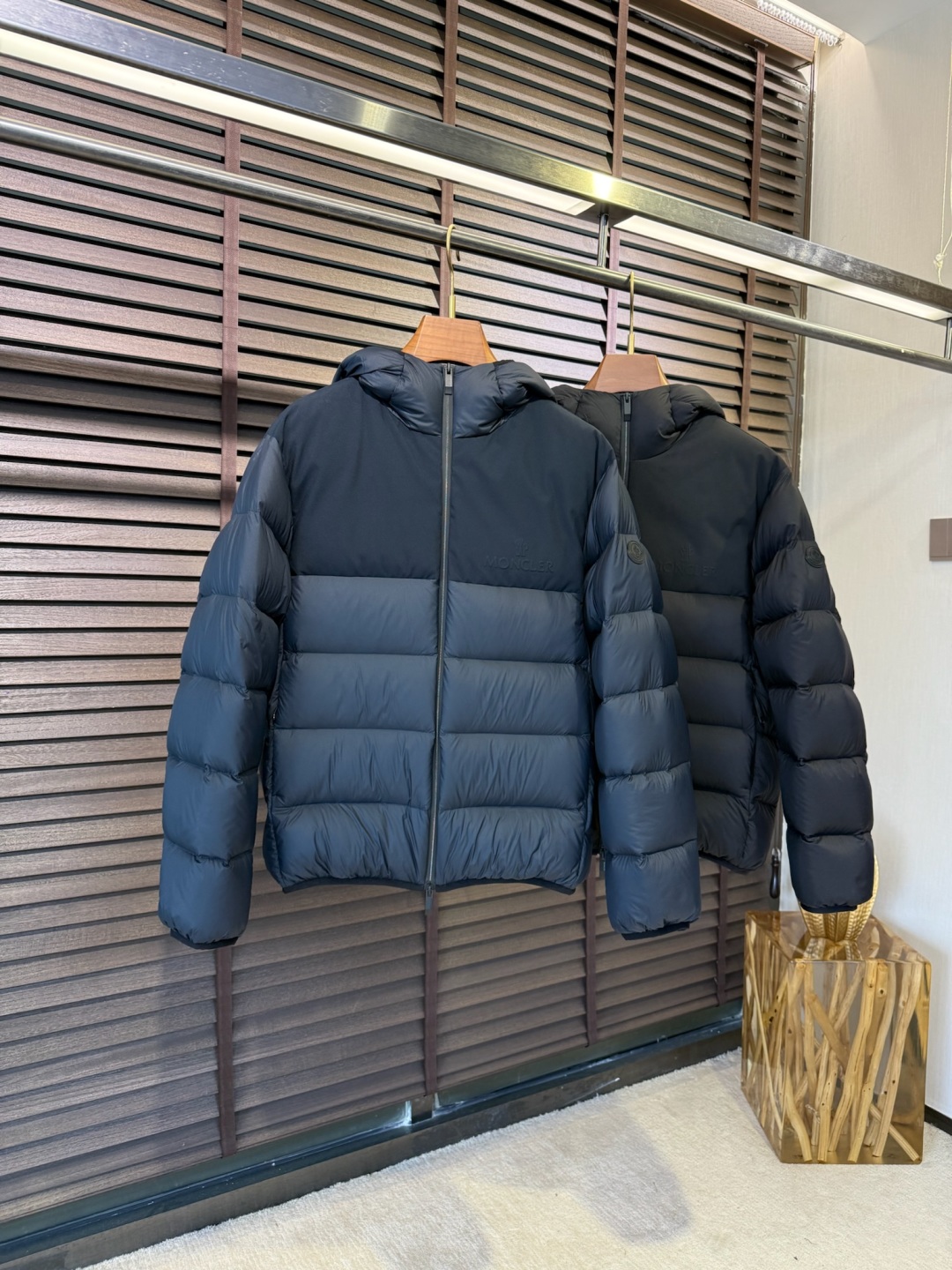 羽绒 MQ&蒙👄FW2025新款羽绒服。 柜子最新款，连帽设计，时尚感满满。采用定制防风防雨面料，抗皱力