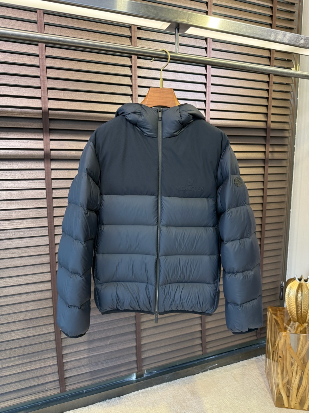 羽绒 MQ&蒙👄FW2025新款羽绒服。 柜子最新款，连帽设计，时尚感满满。采用定制防风防雨面料，抗皱力
