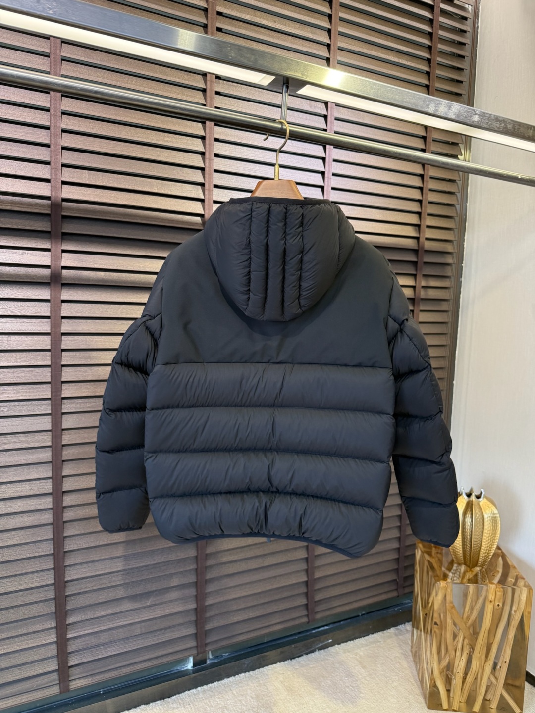 羽绒 MQ&蒙👄FW2025新款羽绒服。 柜子最新款，连帽设计，时尚感满满。采用定制防风防雨面料，抗皱力