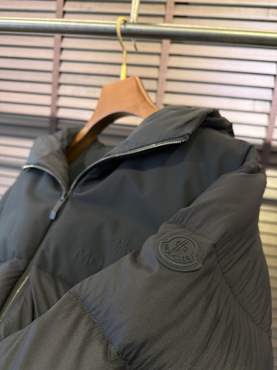 羽绒 MQ&蒙👄FW2025新款羽绒服。 柜子最新款，连帽设计，时尚感满满。采用定制防风防雨面料，抗皱力