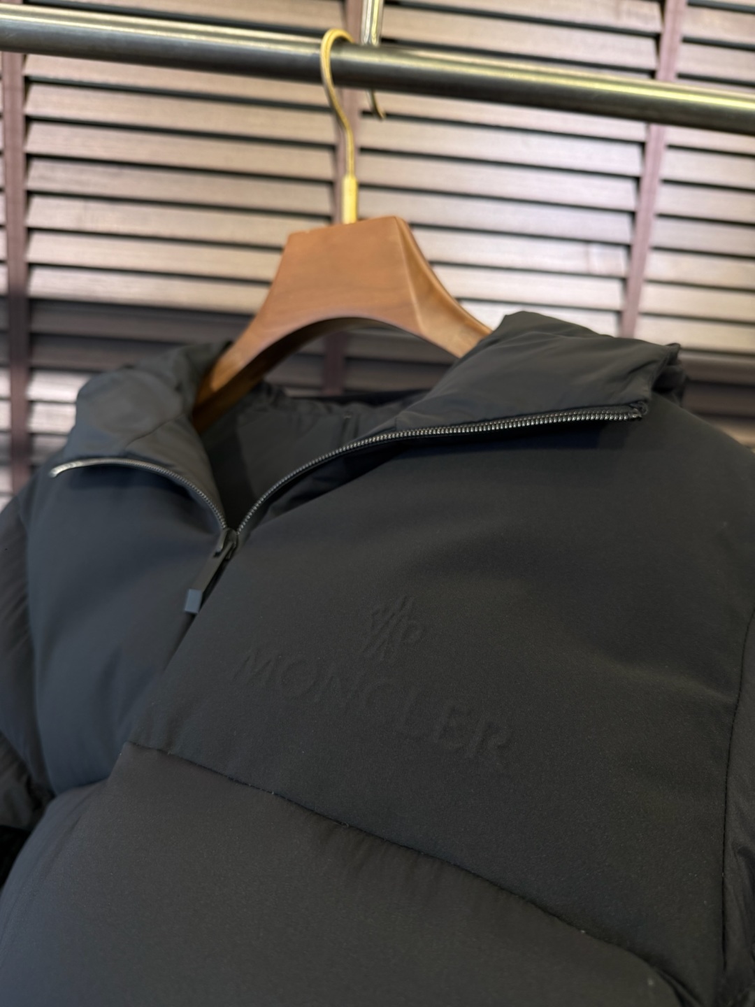 羽绒 MQ&蒙👄FW2025新款羽绒服。 柜子最新款，连帽设计，时尚感满满。采用定制防风防雨面料，抗皱力