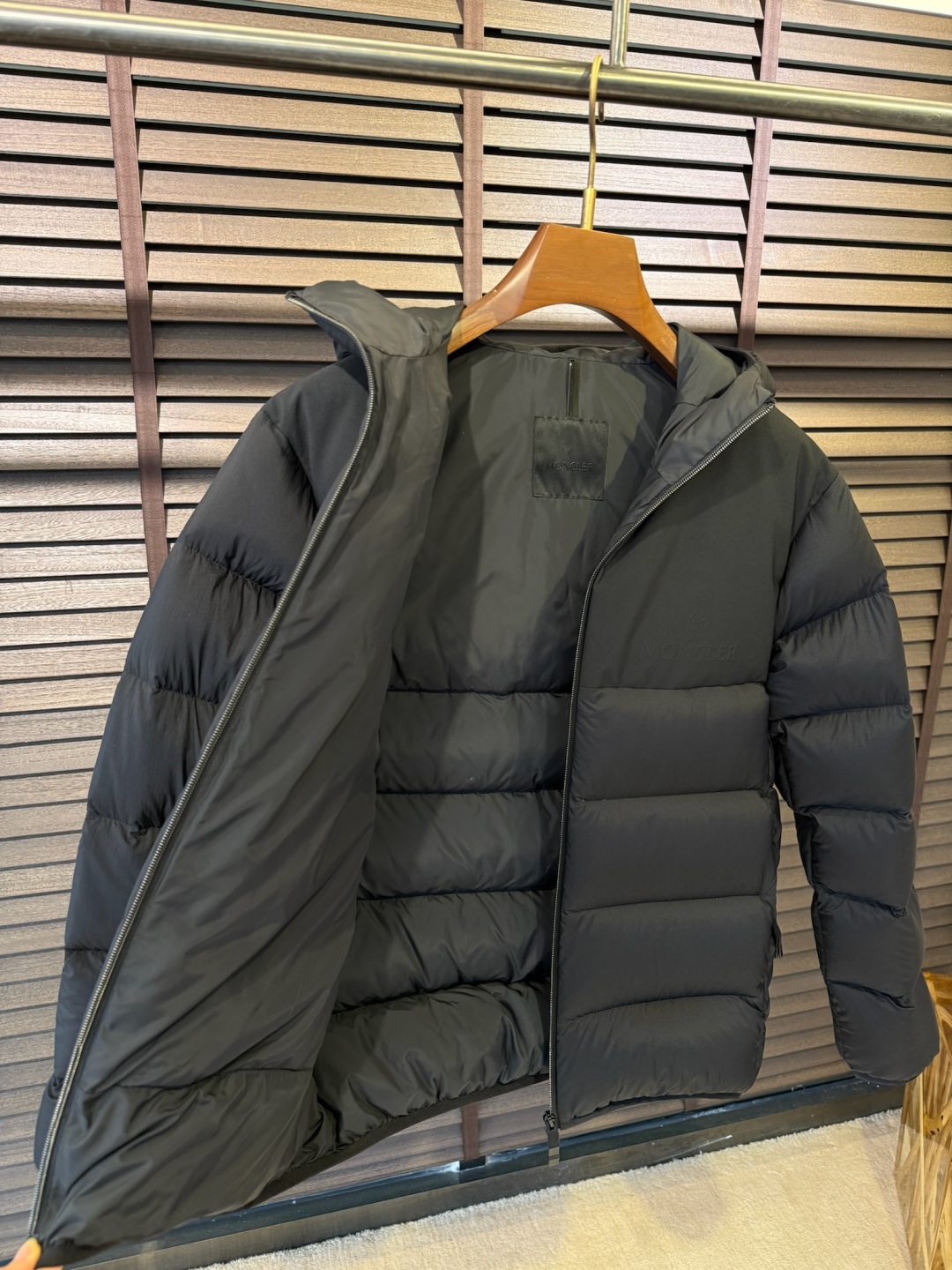 羽绒 MQ&蒙👄FW2025新款羽绒服。 柜子最新款，连帽设计，时尚感满满。采用定制防风防雨面料，抗皱力