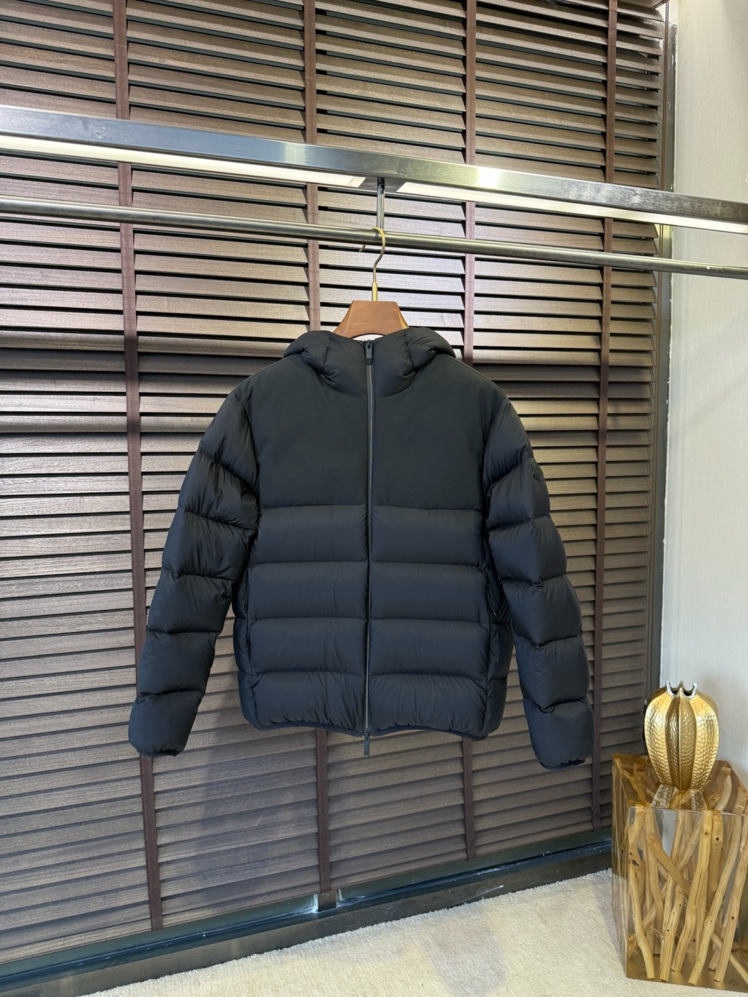 羽绒 MQ&蒙👄FW2025新款羽绒服。 柜子最新款，连帽设计，时尚感满满。采用定制防风防雨面料，抗皱力