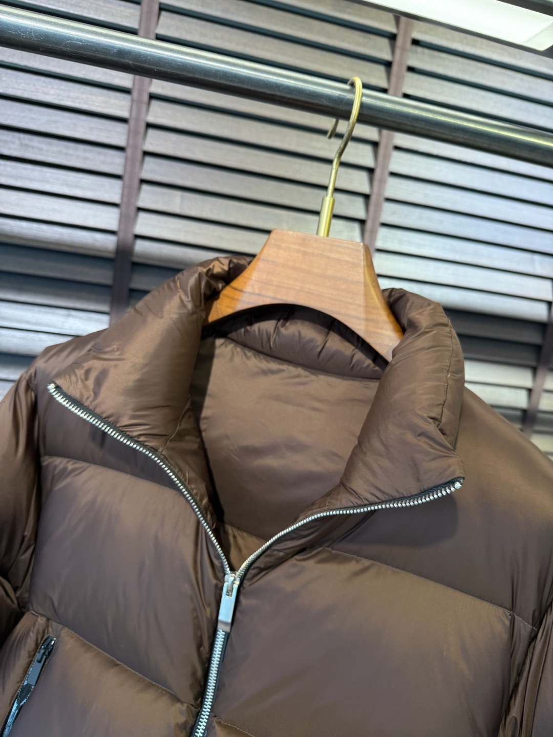 羽绒 MQ&蒙👄FW2025秋冬新款羽绒服。立领设计，时尚感满满。采用定制防风防雨面料，抗皱力挺有型，不