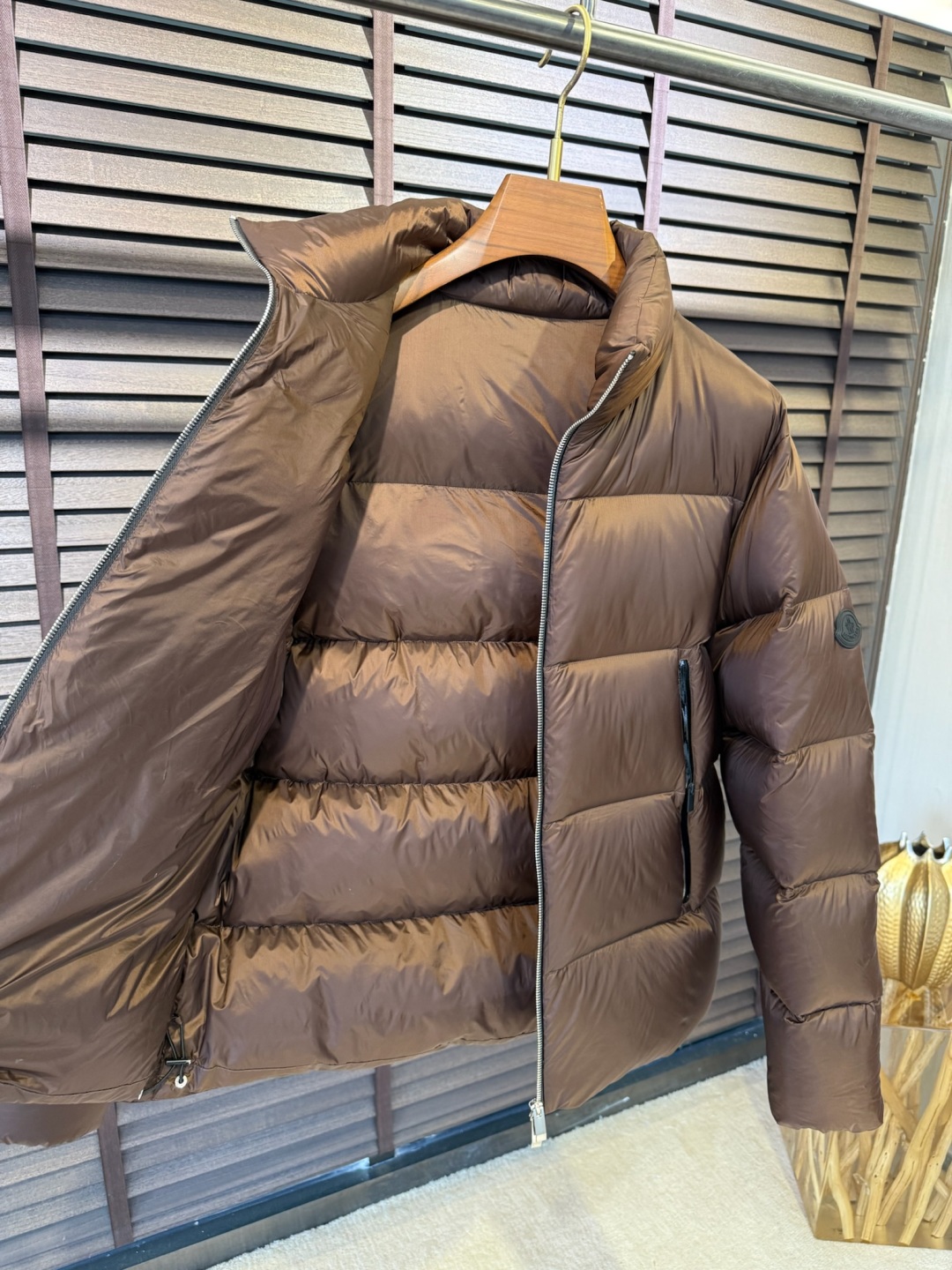 羽绒 MQ&蒙👄FW2025秋冬新款羽绒服。立领设计，时尚感满满。采用定制防风防雨面料，抗皱力挺有型，不