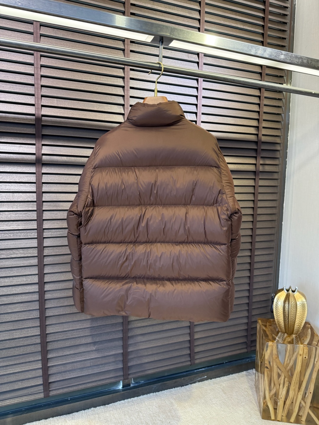 羽绒 MQ&蒙👄FW2025秋冬新款羽绒服。立领设计，时尚感满满。采用定制防风防雨面料，抗皱力挺有型，不