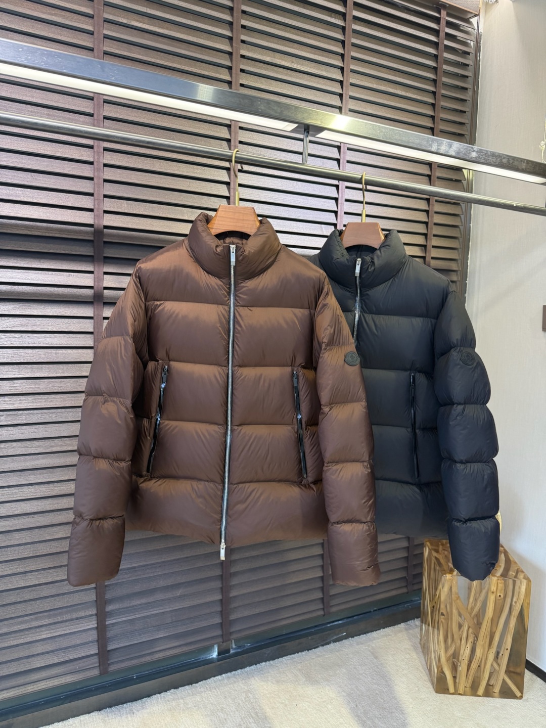 羽绒 MQ&蒙👄FW2025秋冬新款羽绒服。立领设计，时尚感满满。采用定制防风防雨面料，抗皱力挺有型，不