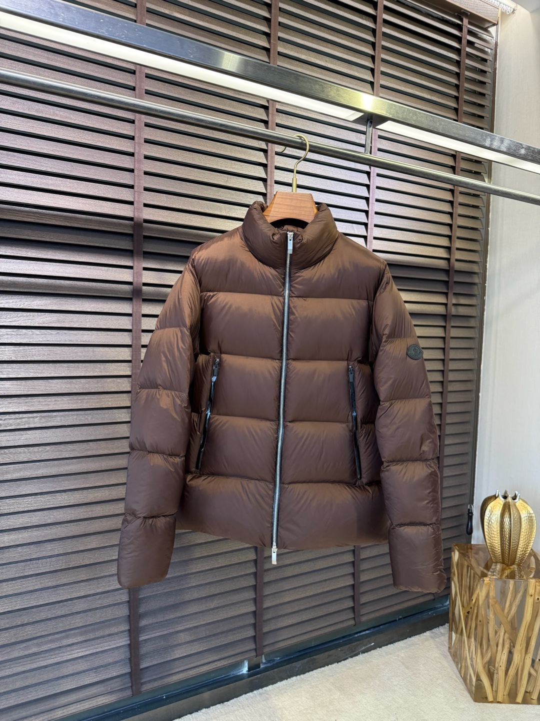 羽绒 MQ&蒙👄FW2025秋冬新款羽绒服。立领设计，时尚感满满。采用定制防风防雨面料，抗皱力挺有型，不