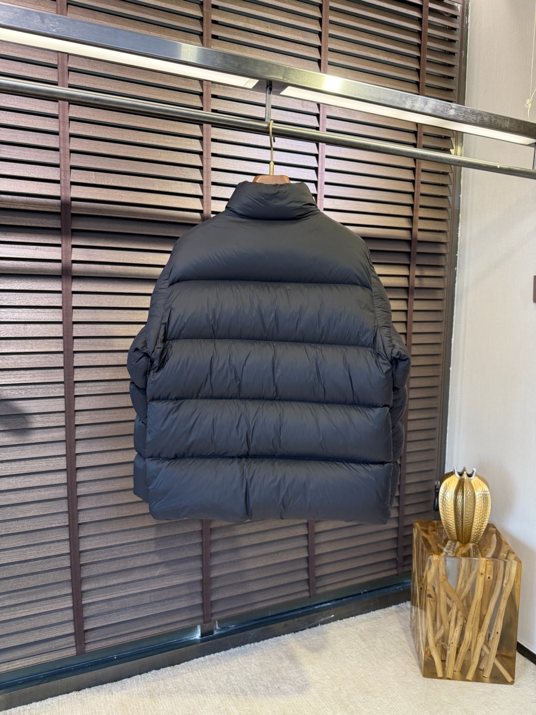 羽绒 MQ&蒙👄FW2025秋冬新款羽绒服。立领设计，时尚感满满。采用定制防风防雨面料，抗皱力挺有型，不