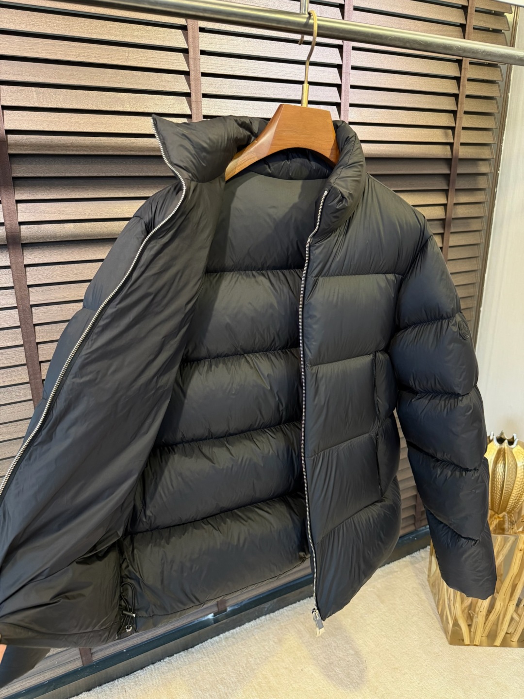 羽绒 MQ&蒙👄FW2025秋冬新款羽绒服。立领设计，时尚感满满。采用定制防风防雨面料，抗皱力挺有型，不