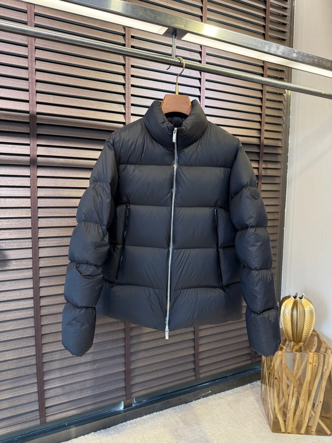 羽绒 MQ&蒙👄FW2025秋冬新款羽绒服。立领设计，时尚感满满。采用定制防风防雨面料，抗皱力挺有型，不