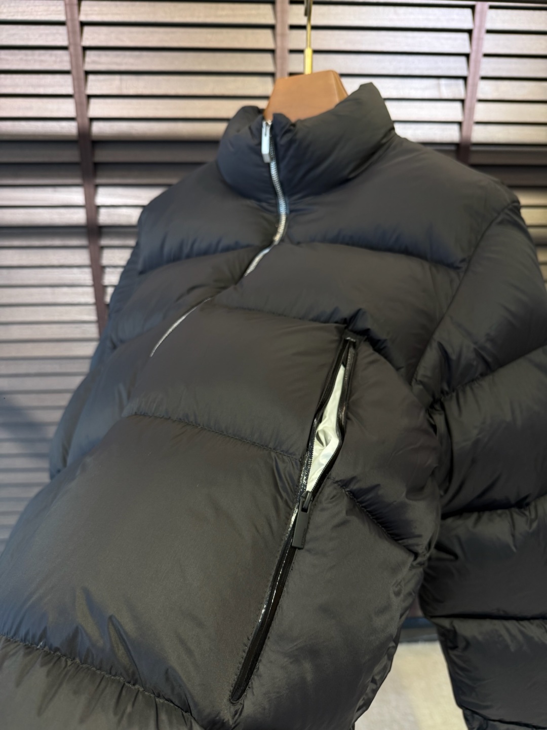 羽绒 MQ&蒙👄FW2025秋冬新款羽绒服。立领设计，时尚感满满。采用定制防风防雨面料，抗皱力挺有型，不