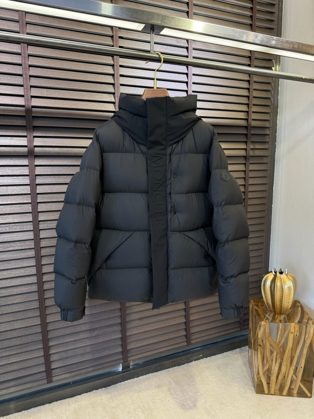 NO:537666,MQ&Mon FW2025 new hooded stand-up collar down jacket, hot black warrior is coming, high-version. The inner filling is 90 velvet, fluffy and warm, and the quality is super good. Imported wind-proof and rain-proof fabric, soft and glutinous, skin-friendly, wrinkle-resistant and non-gray, the collar and hat are spliced ​​in the same color fabric, stand up and stylish, fashionable; the placket brand letters are three-dimensional concave and convex, luxurious and stylish, and highly recognizable; the good quality can be seen at a glance. The same style for men and women. Suitable for all kinds of concave styles, casual inner matching, full of fashion sense. [Color] Black Gray/9159 [code number] 1-5 (M-3XL), Jackets & coats, down jacket, hats, alexander wang19860909MQ&蒙FW2025新款连帽立领羽绒服外套,爆款黑武士来袭,高版本.内充90绒,蓬松又保暖,品相超级好.进口防风防雨面料,软糯亲肤,抗皱不沾灰,领子和帽子拼接同色系面料,立挺有型,时尚绝绝子；门襟品牌字母立体凹凸工艺,奢华有型,辨识度极高；一眼就能看到的好品质.男女同款.适合凹各种造型,内搭随意,时尚感爆棚.【颜色】黑色 灰色/9159【码数】1-5码（M-3XL）,,jackets & coats,down jacket,hats,alexander wang,Men's clothing
