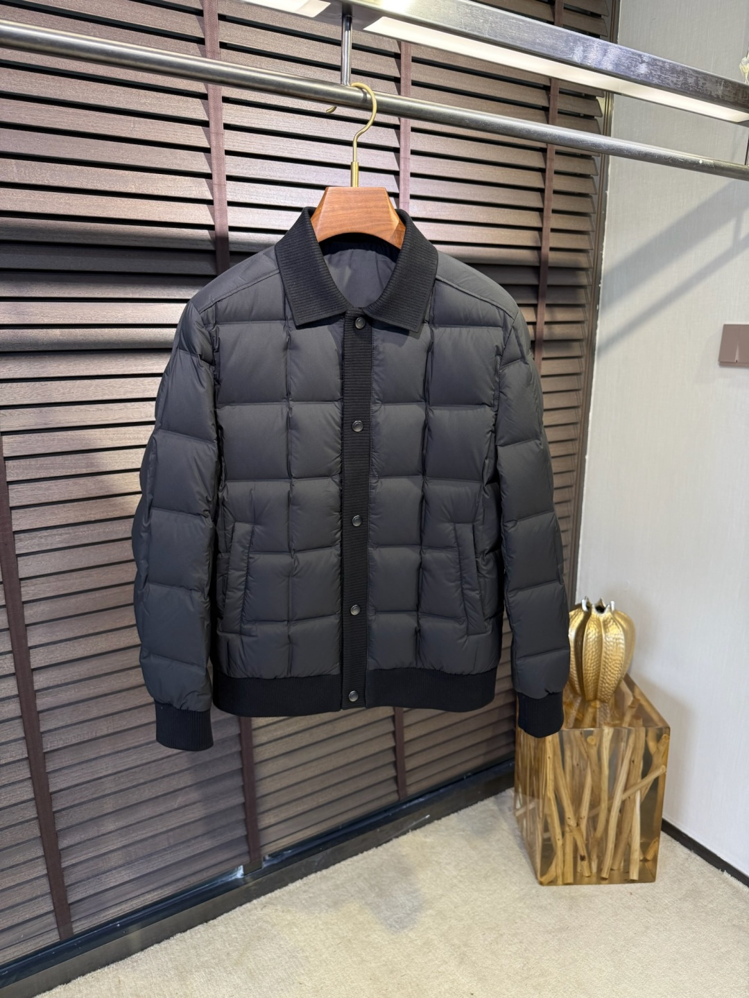 NO:537672,Brounello Gucinell & BC FW 2025 autumn and winter new lapel down jacket. It uses windproof and rainproof fabric, with a stylish and anti-wrinkle, anti-static, non-stick gray and silent, easy to handle, soft and glutinous, skin-friendly, comfortable on the upper body; 90 velvet filling, warm and stylish; lapel design, merged with business and leisure; all the products are genuine leather, full of high-end feeling; classic style, suitable for wearing in various occasions. [Color] Black Blue Coffee/W110 [Code] 48-56,,gucci, down jacket, alexander wang19860909Brounello Gucinell&BC库奇勒FW2025秋冬新款翻领羽绒服.采用防风防雨面料,抗皱立挺有型,抗静电不粘灰静音,易打理,软糯亲肤,上身舒适；内充90绒,保暖有型蓬松；翻领设计,商务与休闲兼并；所见之品皆为真皮,高级感满满；经典版型,适合多种场合穿搭.【颜色】黑色 蓝色 咖啡色/W110【码数】48-56,,gucci,down jacket,alexander wang,Men's clothing