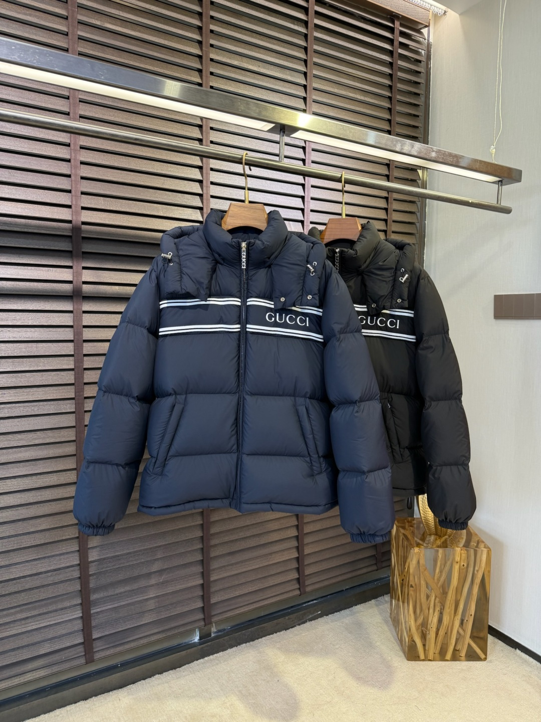 Gucc&古赤FW2025新款羽绒服。连帽拼接立领设计，男女同款，时尚感满满。采用定制面料，防风防雨，保