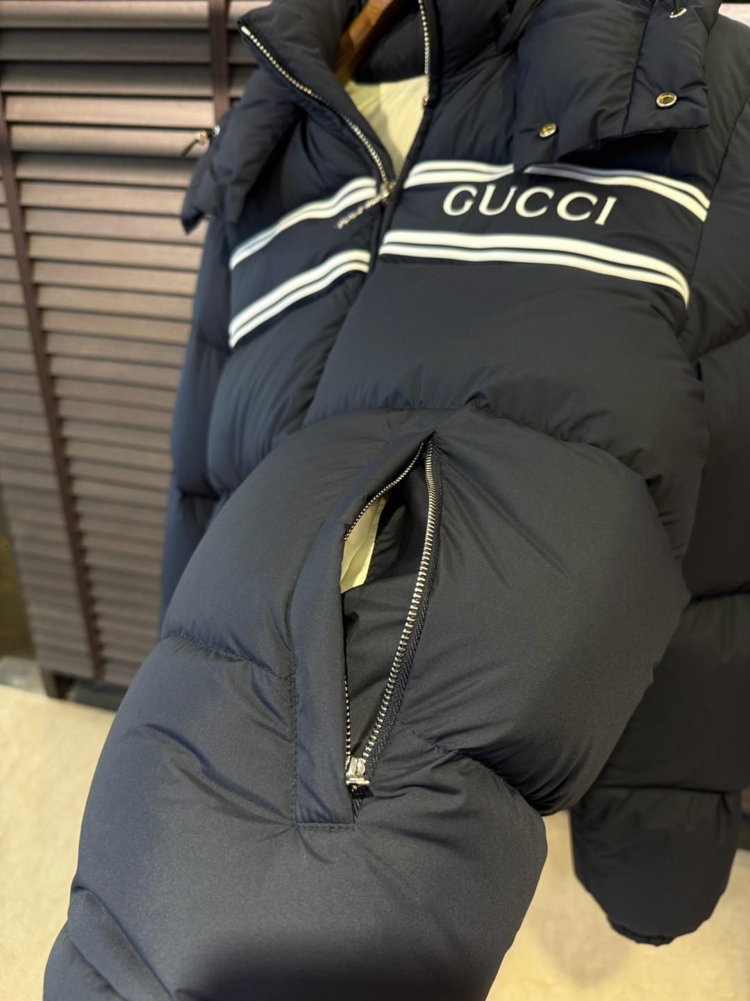 Gucc&古赤FW2025新款羽绒服。连帽拼接立领设计，男女同款，时尚感满满。采用定制面料，防风防雨，保