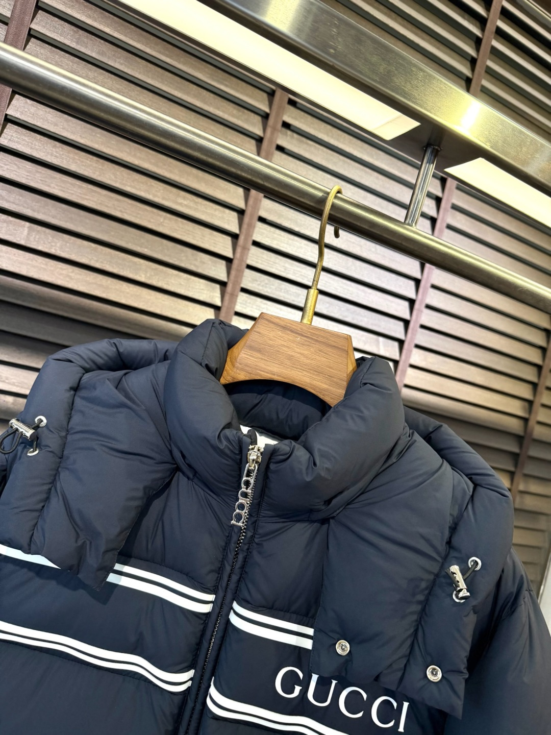 Gucc&古赤FW2025新款羽绒服。连帽拼接立领设计，男女同款，时尚感满满。采用定制面料，防风防雨，保