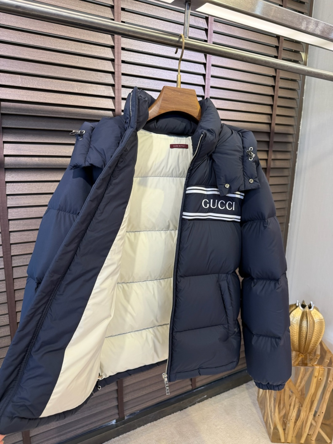 Gucc&古赤FW2025新款羽绒服。连帽拼接立领设计，男女同款，时尚感满满。采用定制面料，防风防雨，保