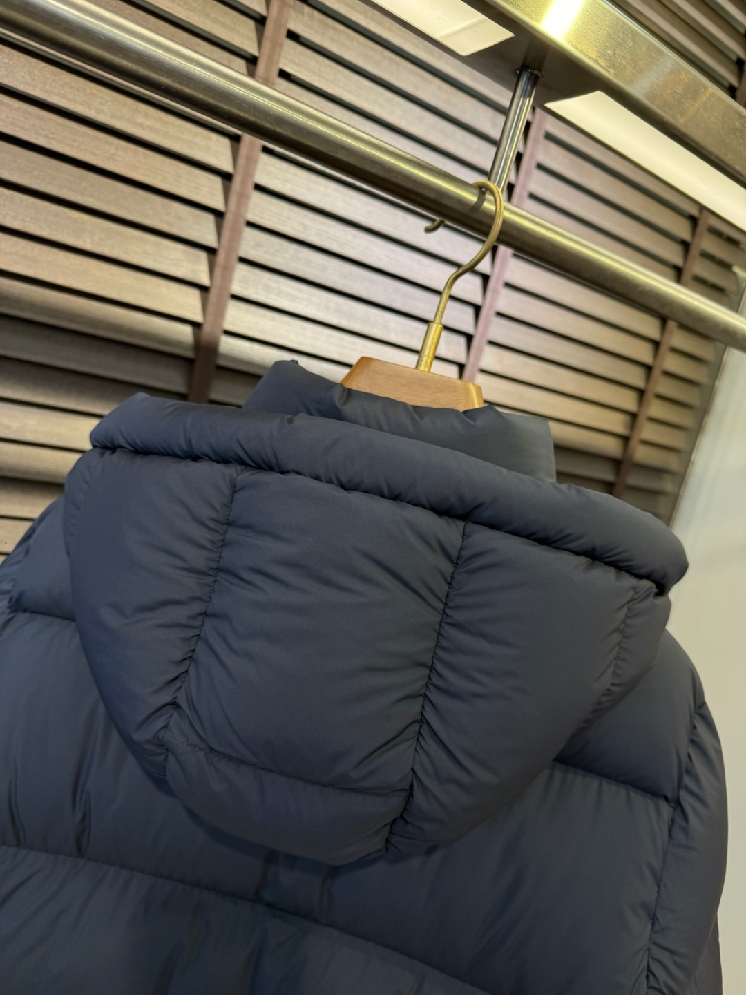 Gucc&古赤FW2025新款羽绒服。连帽拼接立领设计，男女同款，时尚感满满。采用定制面料，防风防雨，保