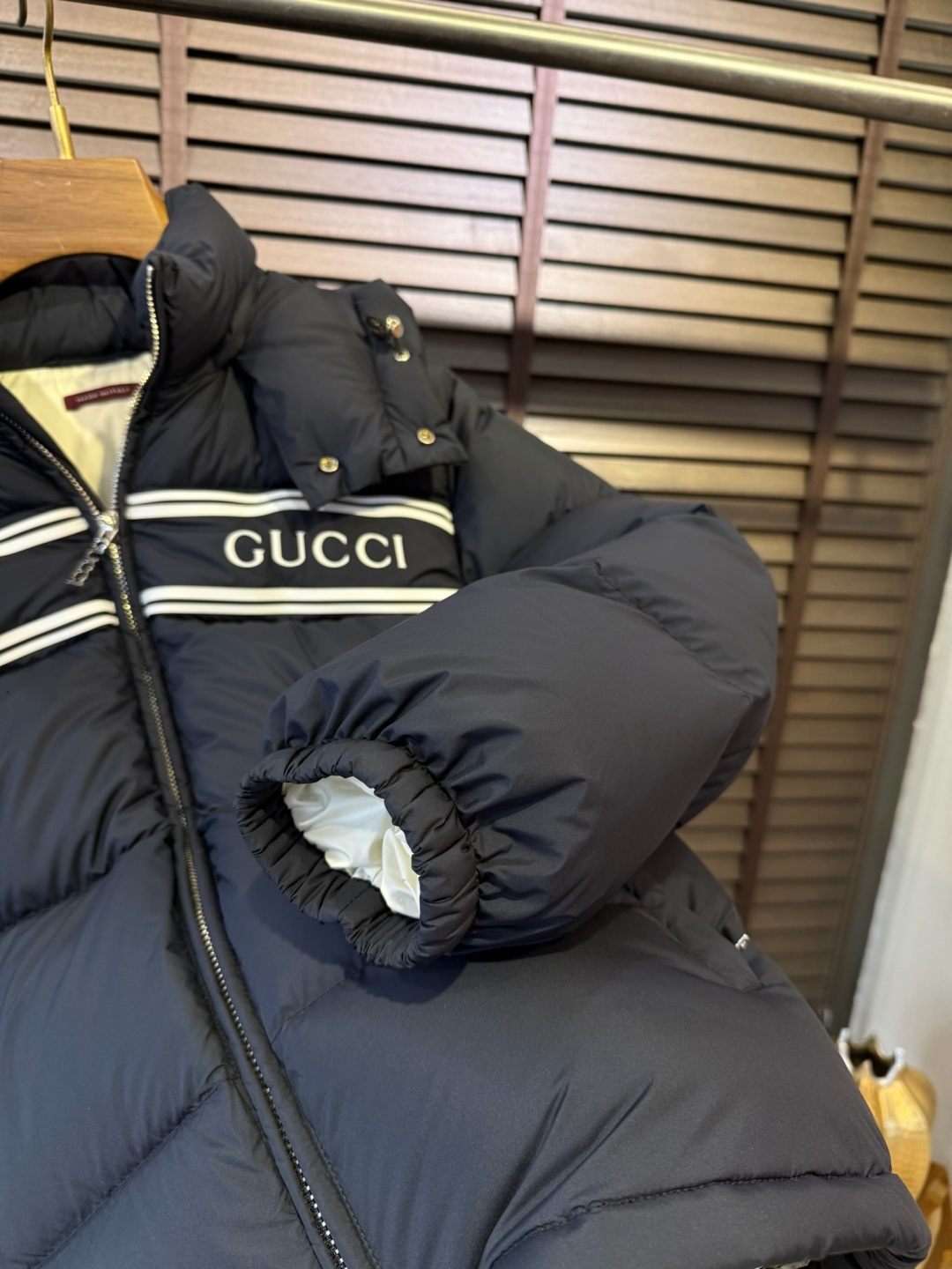 Gucc&古赤FW2025新款羽绒服。连帽拼接立领设计，男女同款，时尚感满满。采用定制面料，防风防雨，保