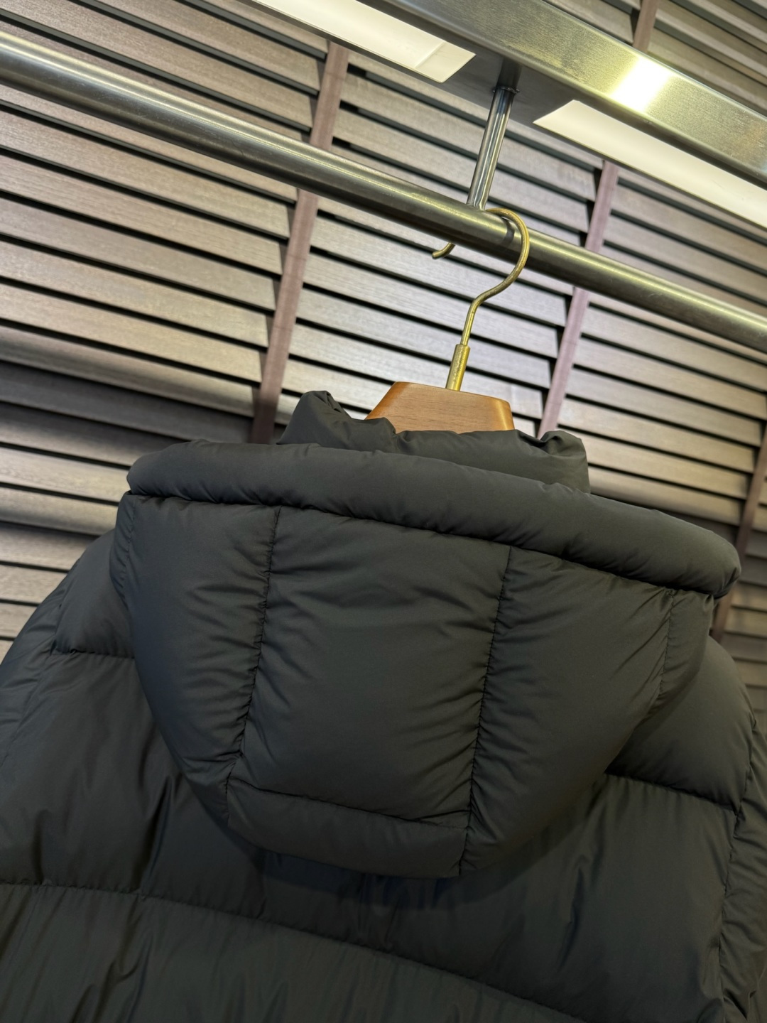 Gucc&古赤FW2025新款羽绒服。连帽拼接立领设计，男女同款，时尚感满满。采用定制面料，防风防雨，保