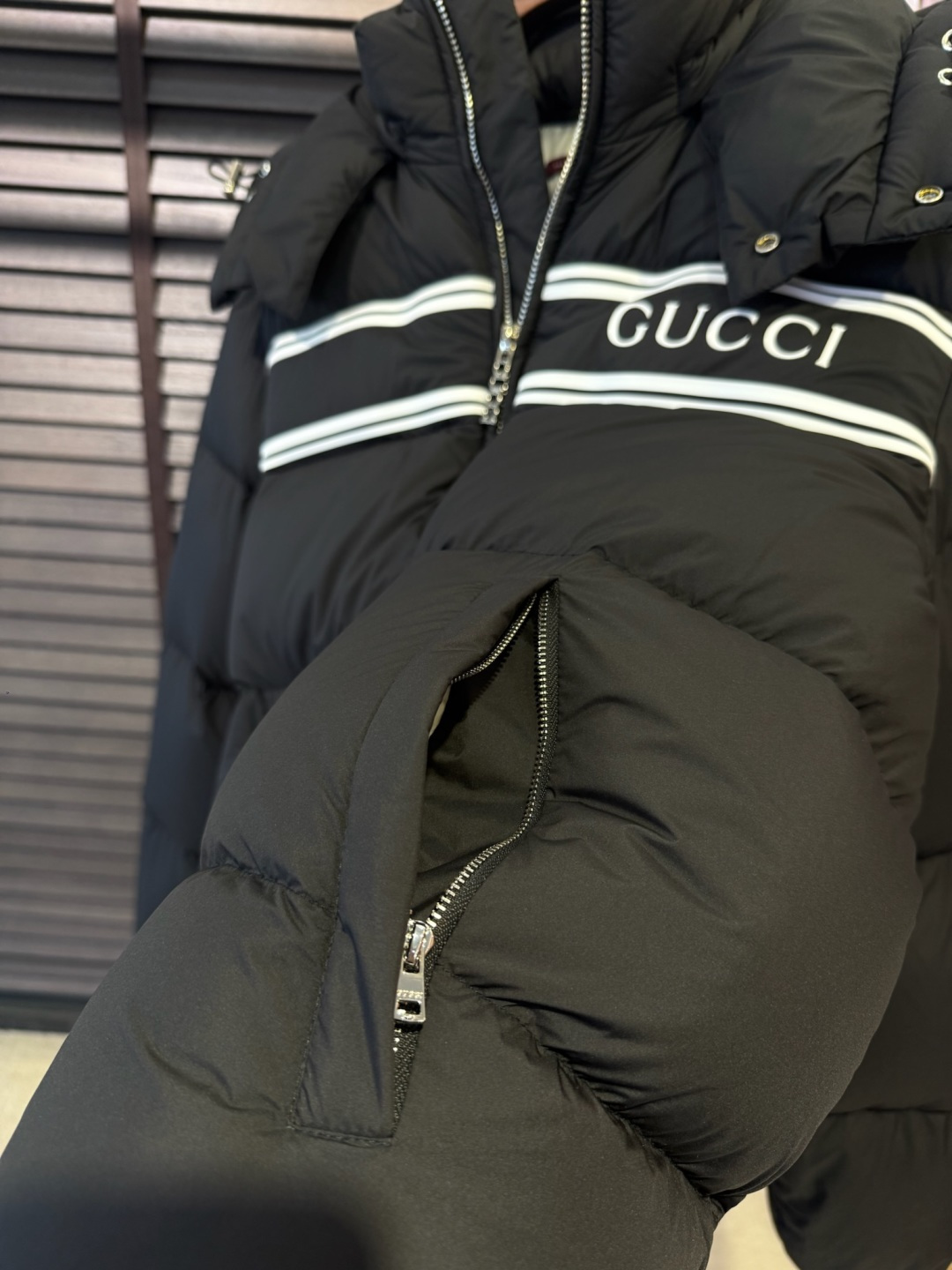 Gucc&古赤FW2025新款羽绒服。连帽拼接立领设计，男女同款，时尚感满满。采用定制面料，防风防雨，保