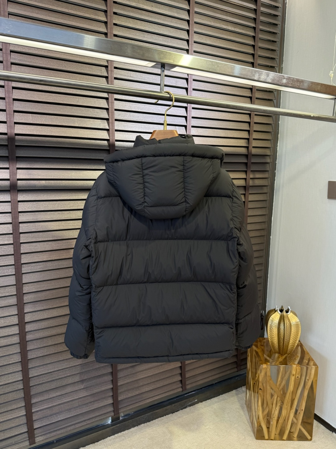 Gucc&古赤FW2025新款羽绒服。连帽拼接立领设计，男女同款，时尚感满满。采用定制面料，防风防雨，保