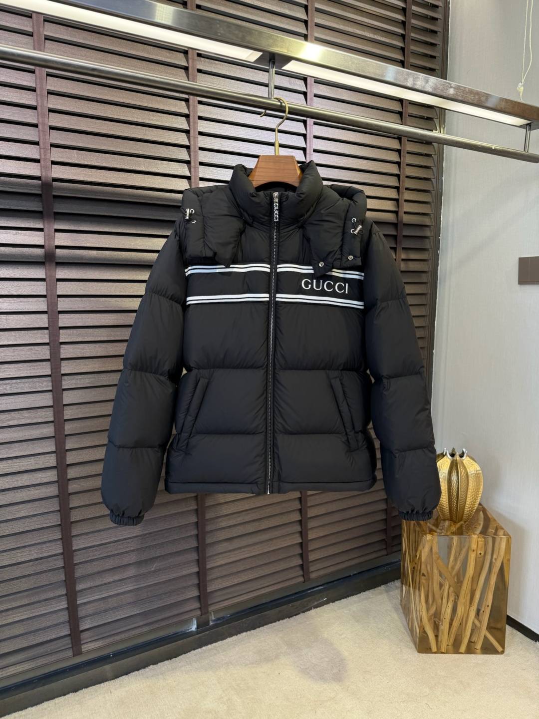 Gucc&古赤FW2025新款羽绒服。连帽拼接立领设计，男女同款，时尚感满满。采用定制面料，防风防雨，保