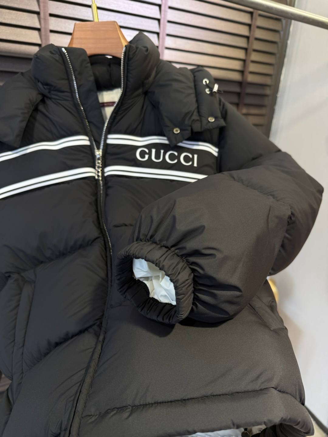 Gucc&古赤FW2025新款羽绒服。连帽拼接立领设计，男女同款，时尚感满满。采用定制面料，防风防雨，保