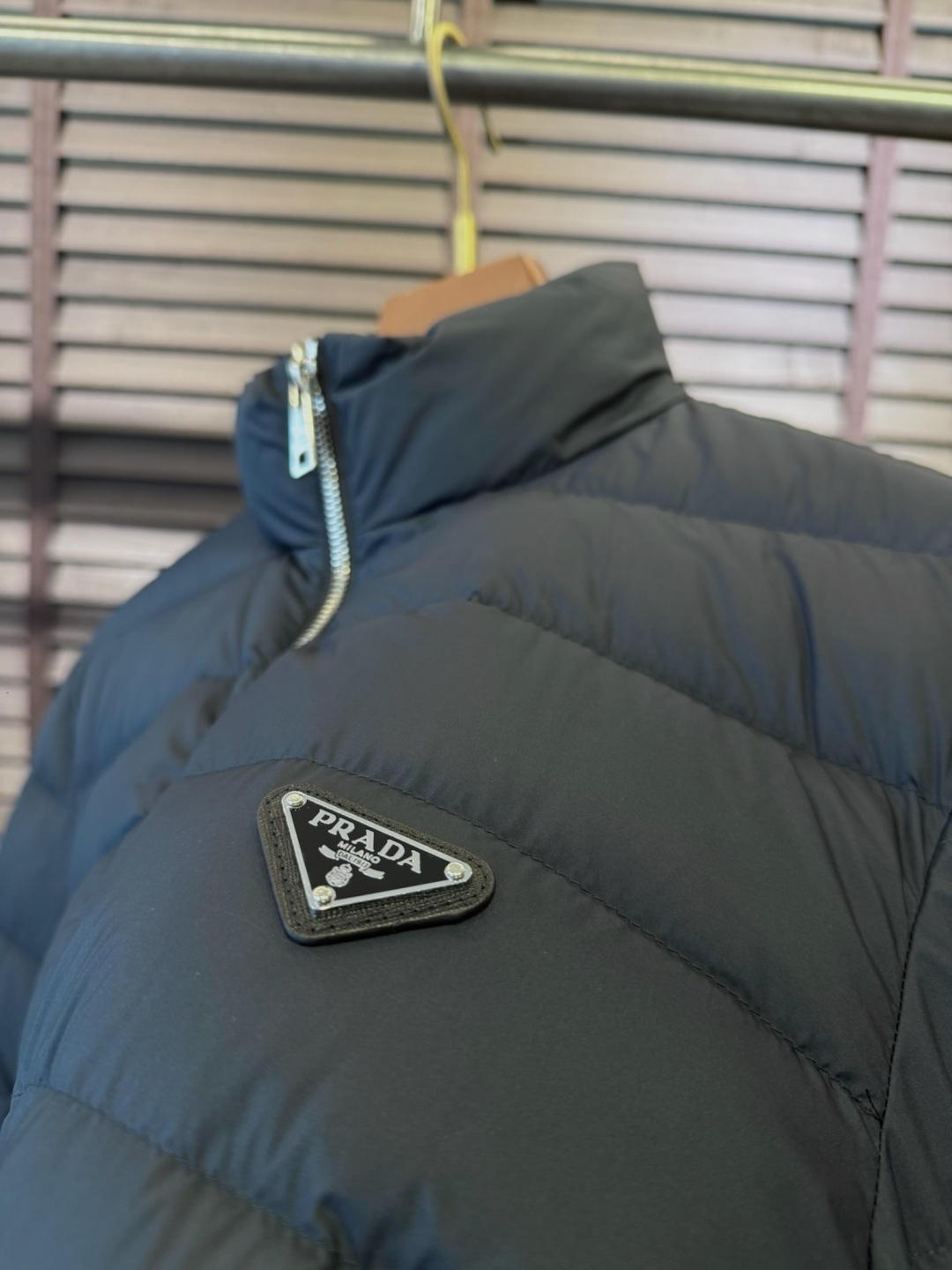 羽绒 Pra&普拉哒FW2025秋冬立领羽绒服。柜子在售爆款。采用定制防风防雨面料，软糯亲肤，抗皱不粘灰