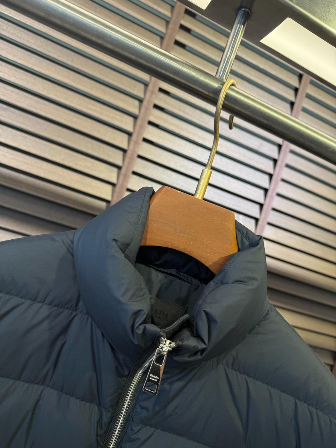 羽绒 Pra&普拉哒FW2025秋冬立领羽绒服。柜子在售爆款。采用定制防风防雨面料，软糯亲肤，抗皱不粘灰