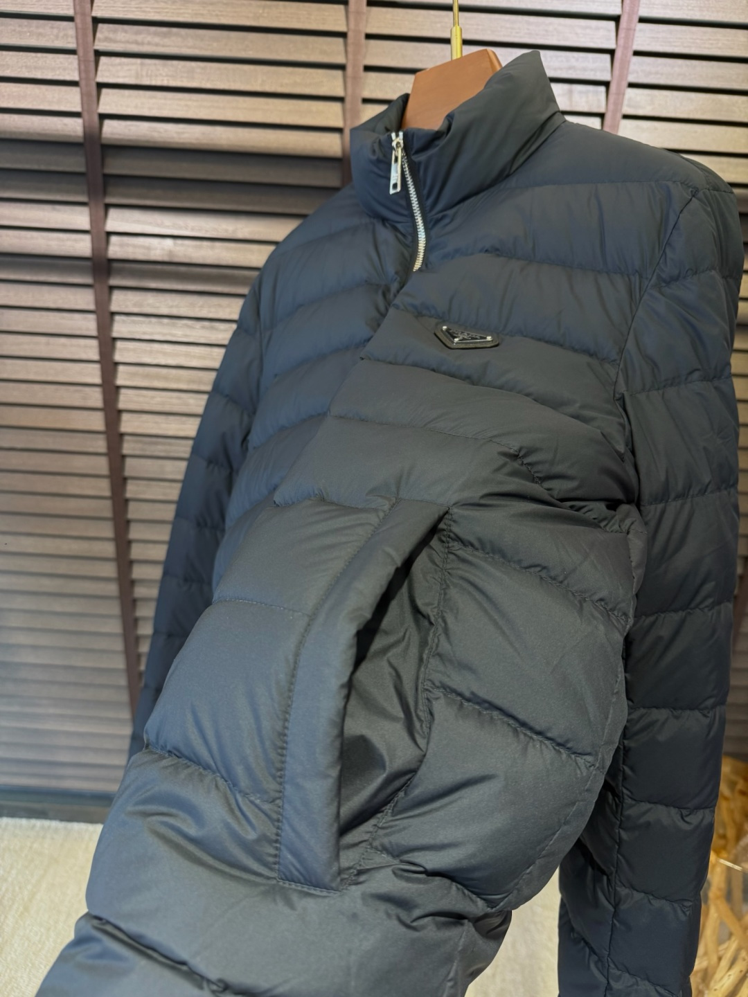 羽绒 Pra&普拉哒FW2025秋冬立领羽绒服。柜子在售爆款。采用定制防风防雨面料，软糯亲肤，抗皱不粘灰