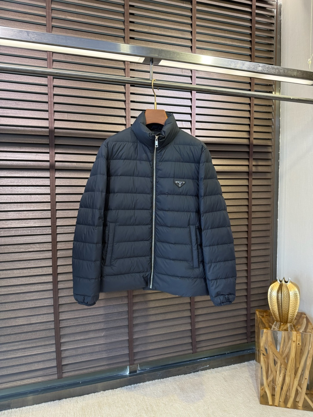 羽绒 Pra&普拉哒FW2025秋冬立领羽绒服。柜子在售爆款。采用定制防风防雨面料，软糯亲肤，抗皱不粘灰