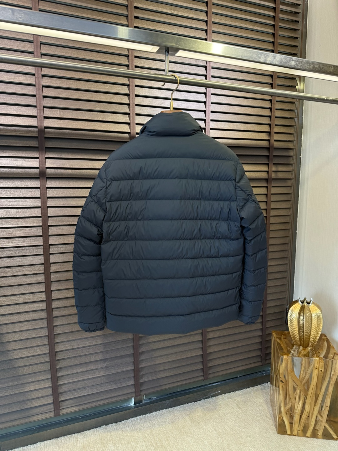 羽绒 Pra&普拉哒FW2025秋冬立领羽绒服。柜子在售爆款。采用定制防风防雨面料，软糯亲肤，抗皱不粘灰