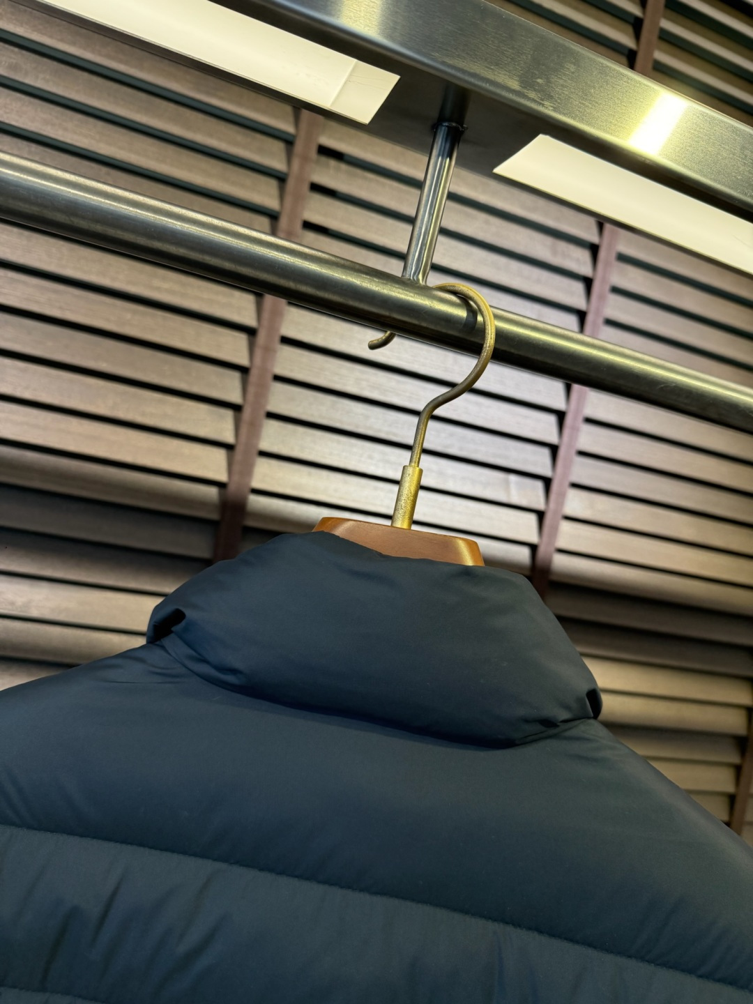 羽绒 Pra&普拉哒FW2025秋冬立领羽绒服。柜子在售爆款。采用定制防风防雨面料，软糯亲肤，抗皱不粘灰