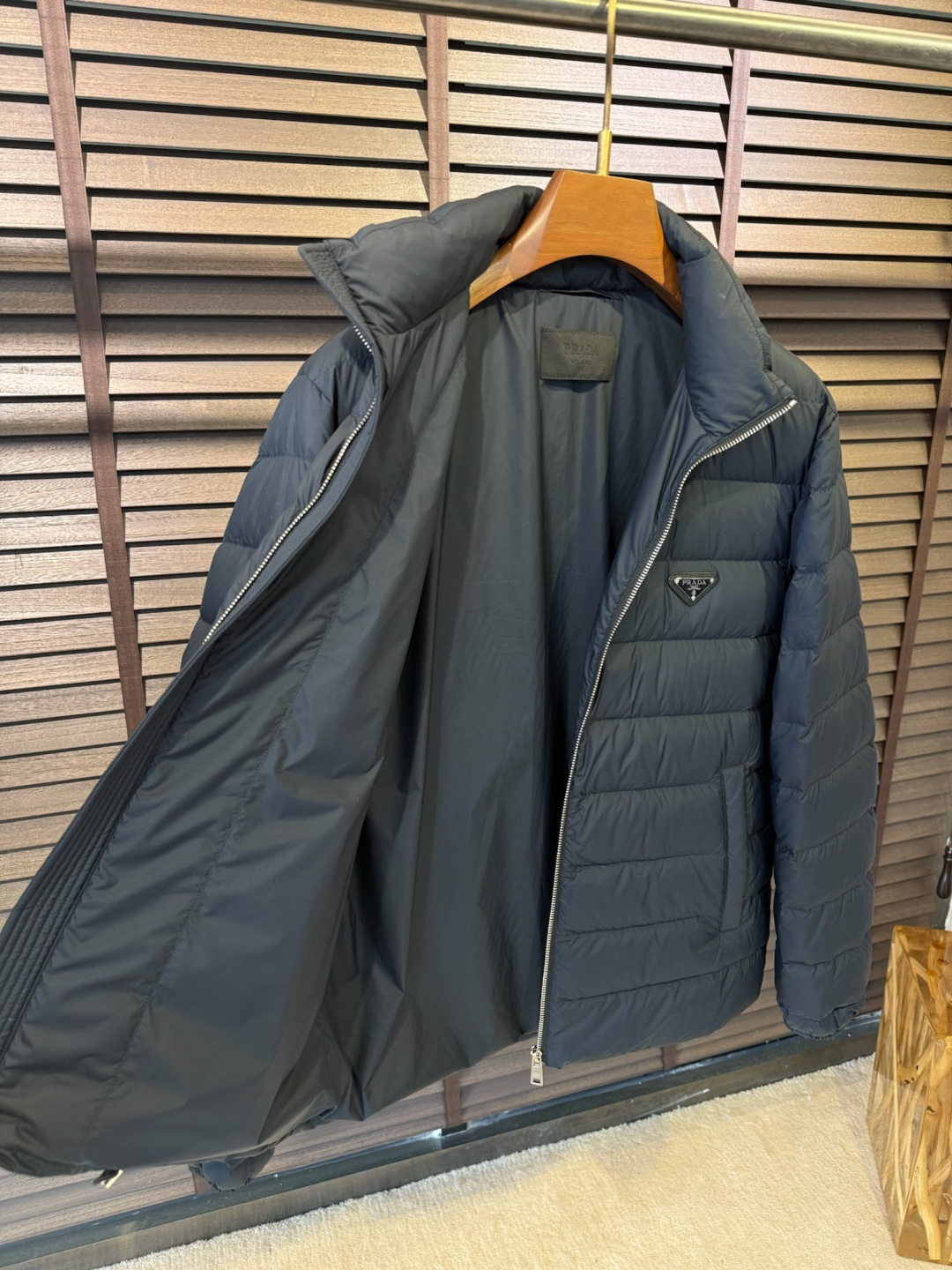 羽绒 Pra&普拉哒FW2025秋冬立领羽绒服。柜子在售爆款。采用定制防风防雨面料，软糯亲肤，抗皱不粘灰