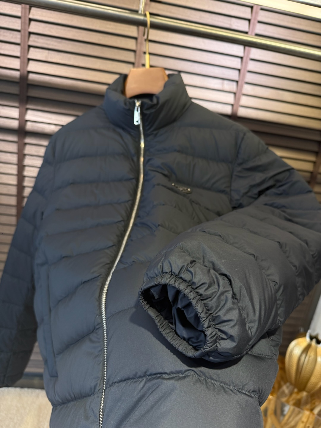 羽绒 Pra&普拉哒FW2025秋冬立领羽绒服。柜子在售爆款。采用定制防风防雨面料，软糯亲肤，抗皱不粘灰