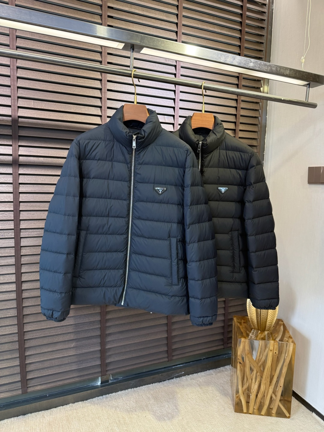 羽绒 Pra&普拉哒FW2025秋冬立领羽绒服。柜子在售爆款。采用定制防风防雨面料，软糯亲肤，抗皱不粘灰