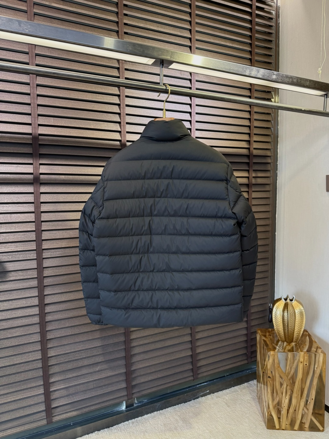 羽绒 Pra&普拉哒FW2025秋冬立领羽绒服。柜子在售爆款。采用定制防风防雨面料，软糯亲肤，抗皱不粘灰