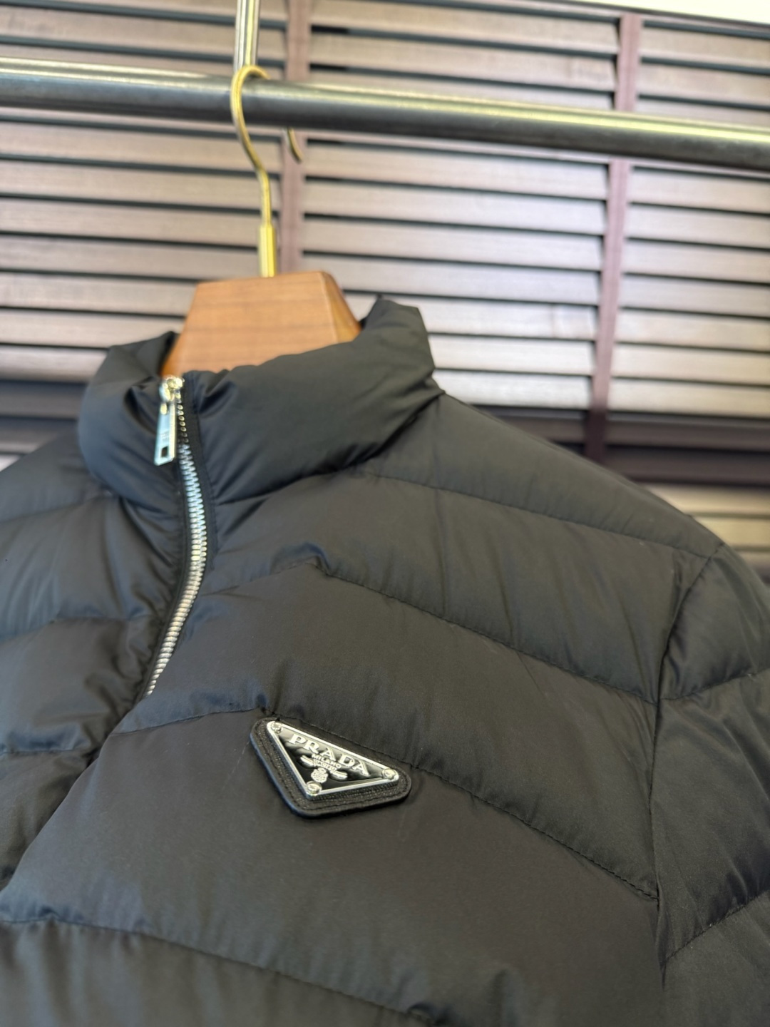 羽绒 Pra&普拉哒FW2025秋冬立领羽绒服。柜子在售爆款。采用定制防风防雨面料，软糯亲肤，抗皱不粘灰