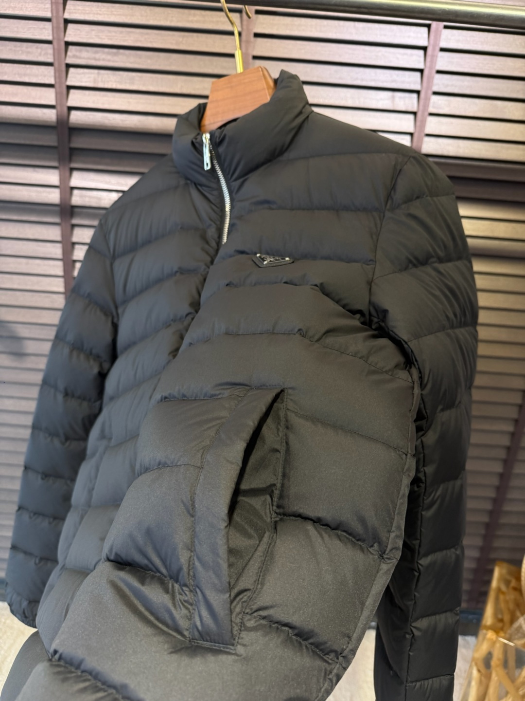 羽绒 Pra&普拉哒FW2025秋冬立领羽绒服。柜子在售爆款。采用定制防风防雨面料，软糯亲肤，抗皱不粘灰