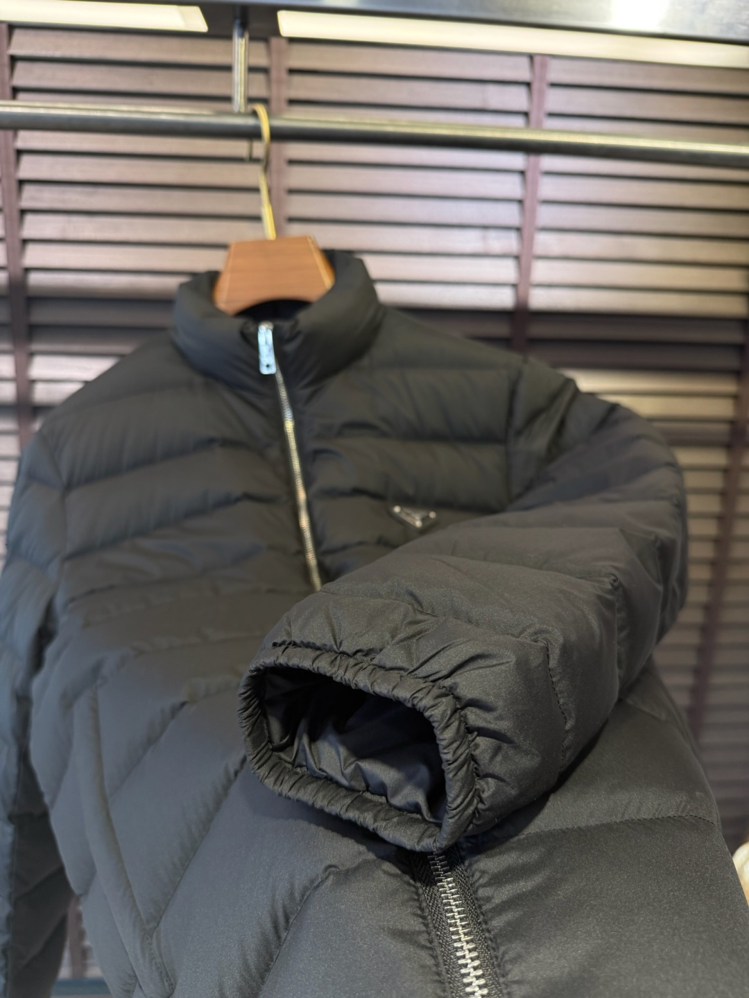 羽绒 Pra&普拉哒FW2025秋冬立领羽绒服。柜子在售爆款。采用定制防风防雨面料，软糯亲肤，抗皱不粘灰