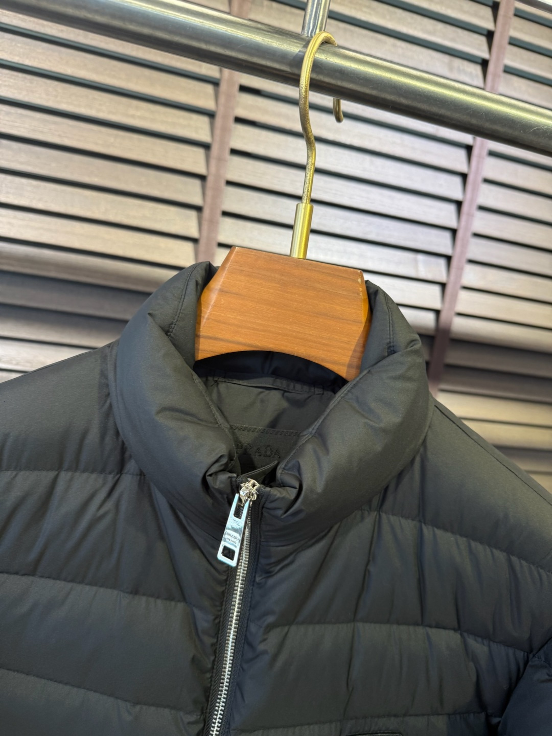 羽绒 Pra&普拉哒FW2025秋冬立领羽绒服。柜子在售爆款。采用定制防风防雨面料，软糯亲肤，抗皱不粘灰