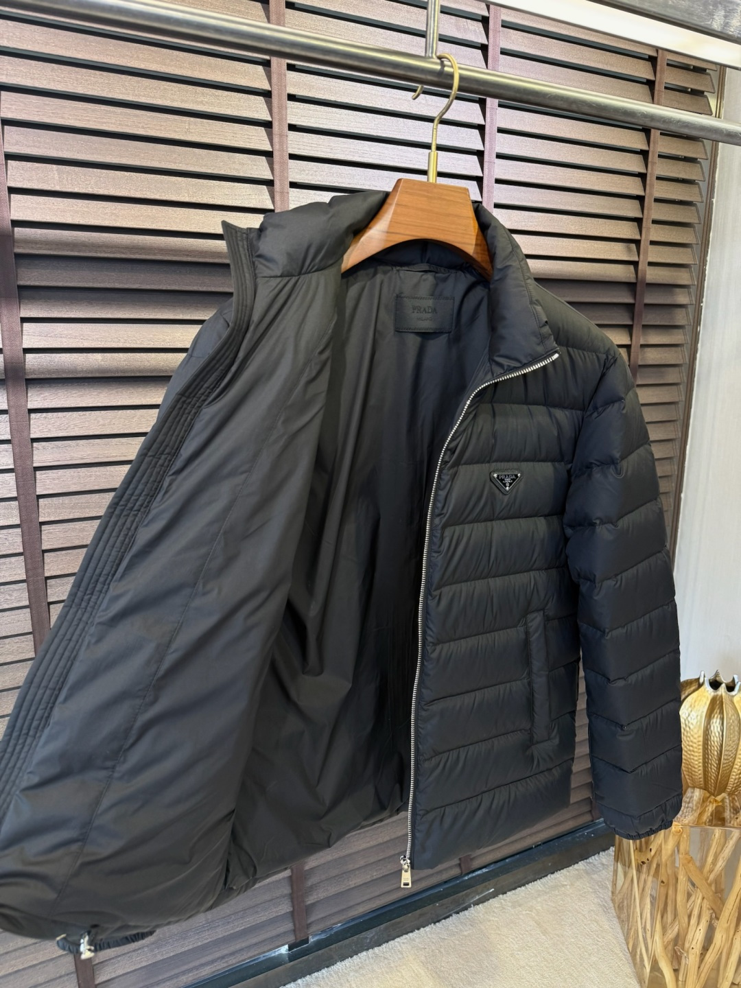 羽绒 Pra&普拉哒FW2025秋冬立领羽绒服。柜子在售爆款。采用定制防风防雨面料，软糯亲肤，抗皱不粘灰