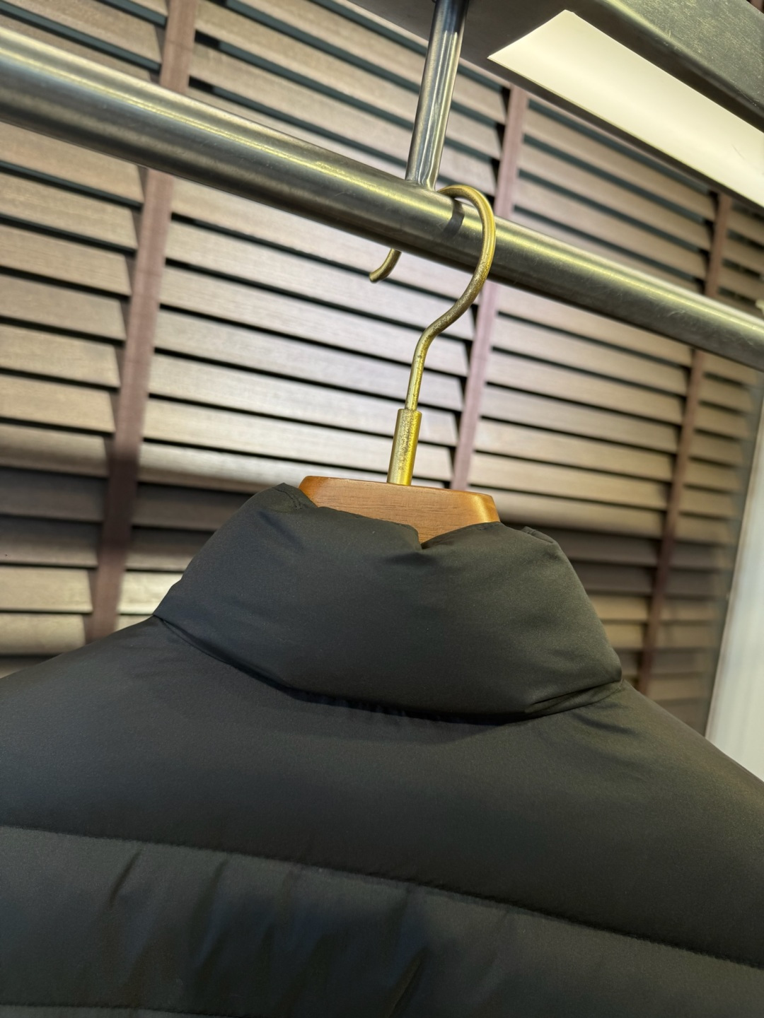 羽绒 Pra&普拉哒FW2025秋冬立领羽绒服。柜子在售爆款。采用定制防风防雨面料，软糯亲肤，抗皱不粘灰