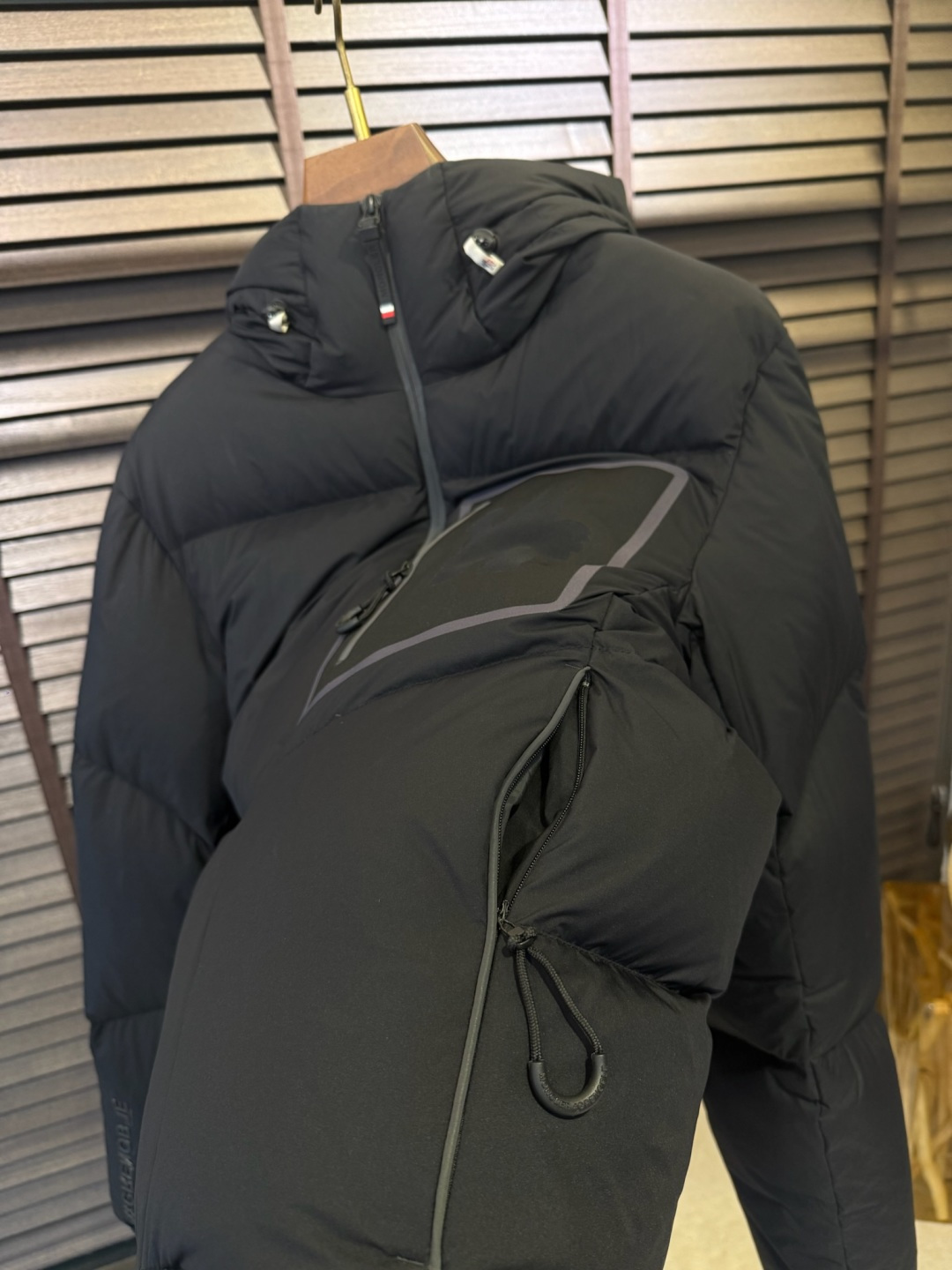 MQ&蒙蔻FW2025冬季新款连帽立领羽绒服。男女同款，户外羽绒服，爆款，柜子在售款。采用定制防风防雨面