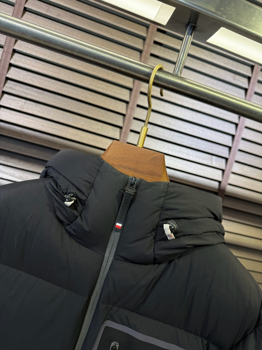 MQ&蒙蔻FW2025冬季新款连帽立领羽绒服。男女同款，户外羽绒服，爆款，柜子在售款。采用定制防风防雨面