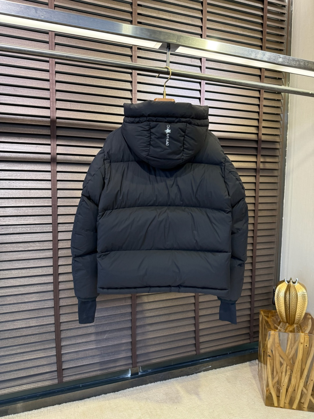 MQ&蒙蔻FW2025冬季新款连帽立领羽绒服。男女同款，户外羽绒服，爆款，柜子在售款。采用定制防风防雨面