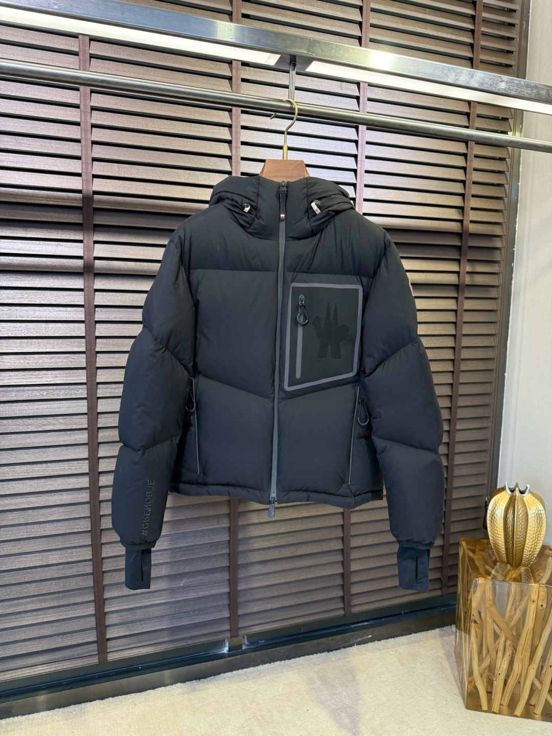 MQ&蒙蔻FW2025冬季新款连帽立领羽绒服。男女同款，户外羽绒服，爆款，柜子在售款。采用定制防风防雨面